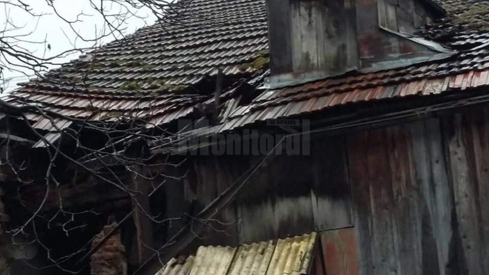 O femeie a rămas blocată în locuință, după ce un perete și acoperișul casei s-au prăbușit