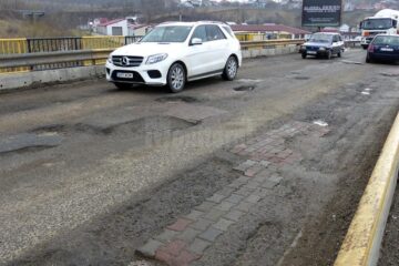 Podul din Șcheia, plin de găuri adânci, a devenit coșmarul șoferilor care tranzitează comuna