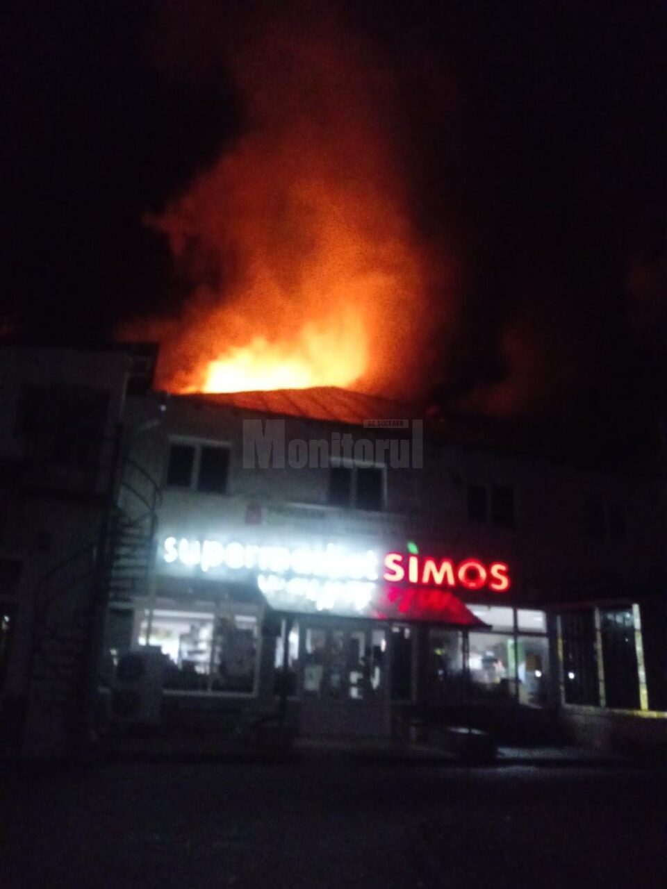 Incendiu puternic la Complexul comercial din Broșteni