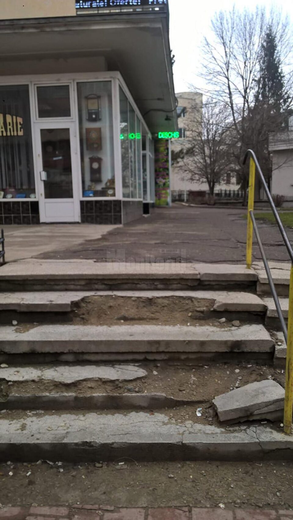 O bună parte a scărilor care urcă din stație spre frizerie sunt distruse într-o proporție importantă