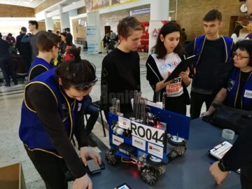 O echipă de elevi ai Colegiului „Petru Rareș” luptă în cea mai mare competiție de robotică