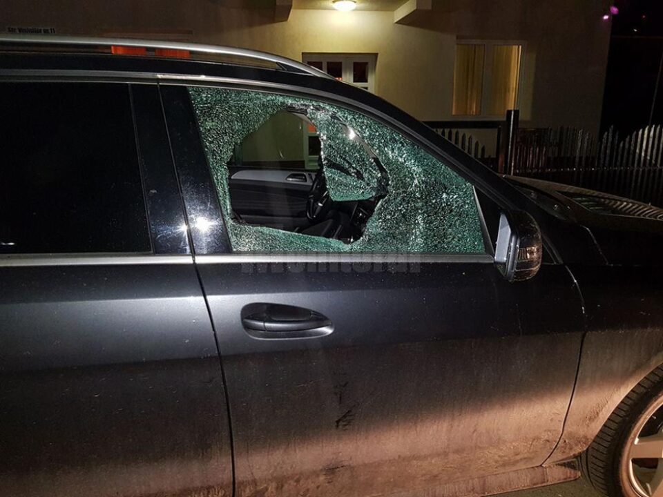 Mașina spartă în cartierul Zamca