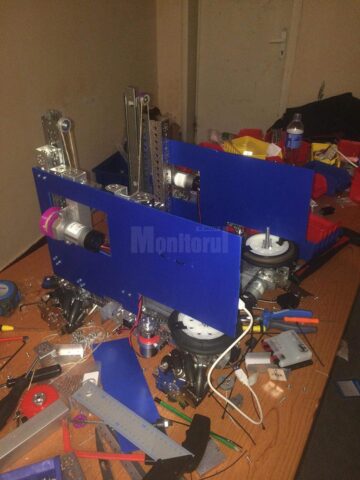 O echipă de elevi ai Colegiului „Petru Rareș” luptă în cea mai mare competiție de robotică