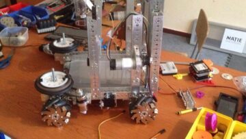 O echipă de elevi ai Colegiului „Petru Rareș” luptă în cea mai mare competiție de robotică