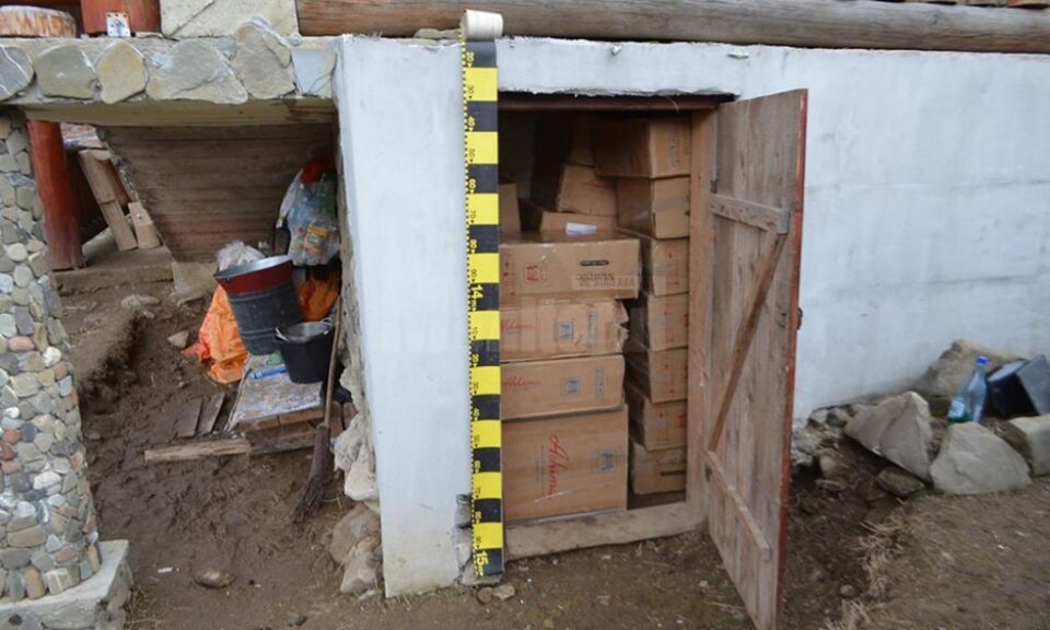 La perchiziție, într-o anexă gospodărească au fost descoperite aproximativ 90 de baxuri de țigări de proveniență ucraineană