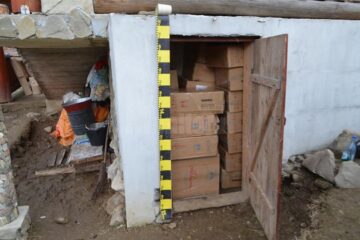 La perchiziție, într-o anexă gospodărească au fost descoperite aproximativ 90 de baxuri de țigări de proveniență ucraineană