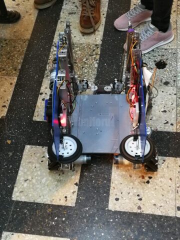 O echipă de elevi ai Colegiului „Petru Rareș” luptă în cea mai mare competiție de robotică