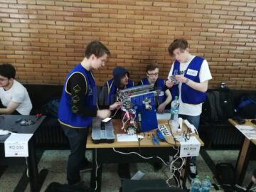 O echipă de elevi ai Colegiului „Petru Rareș” luptă în cea mai mare competiție de robotică