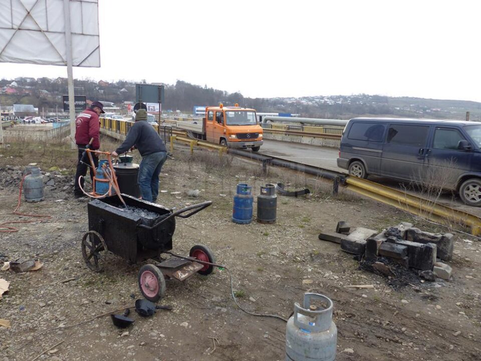 Asfaltări la rece pentru reparații la podul de pe centura municipiului, prin comuna Șcheia