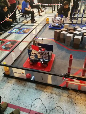 O echipă de elevi ai Colegiului „Petru Rareș” luptă în cea mai mare competiție de robotică