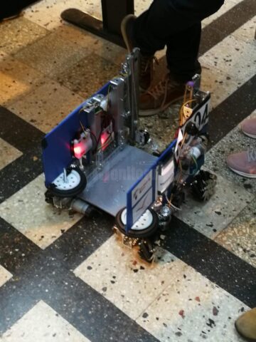 O echipă de elevi ai Colegiului „Petru Rareș” luptă în cea mai mare competiție de robotică