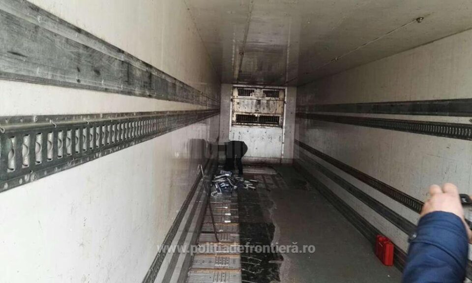 Aproape 30.000 de pachete de țigări, descoperite în podeaua unui TIR