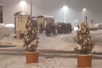 Autobuzele nu au mai ajuns să preia călătorii, fiind blocate din cauza pericolului de accidentare