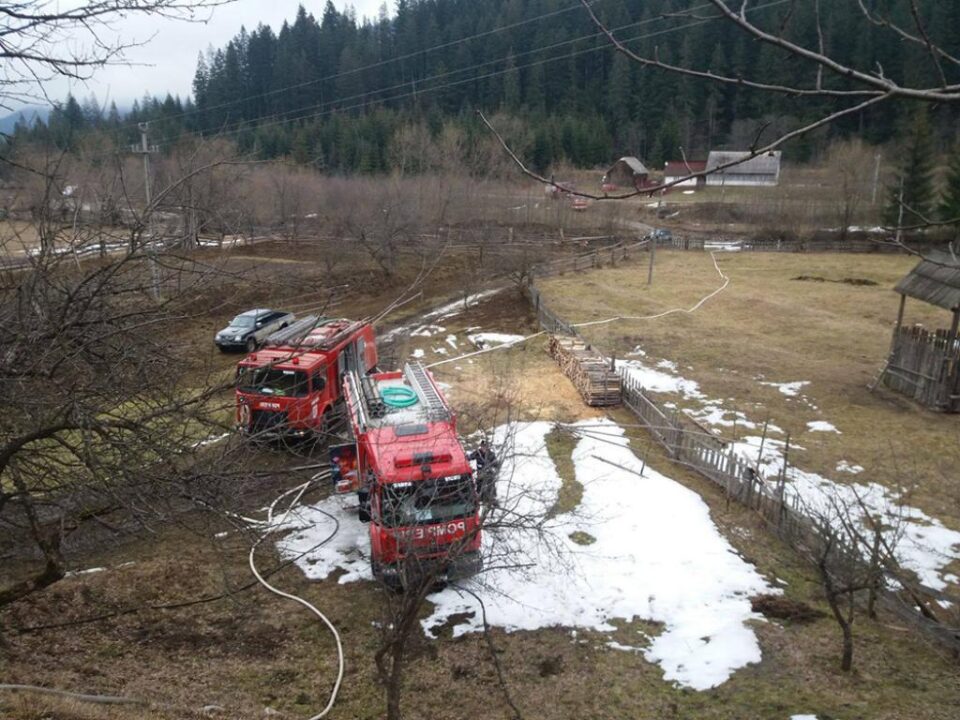 Intervenție grea a pompierilor la un puternic incendiu, la Brodina