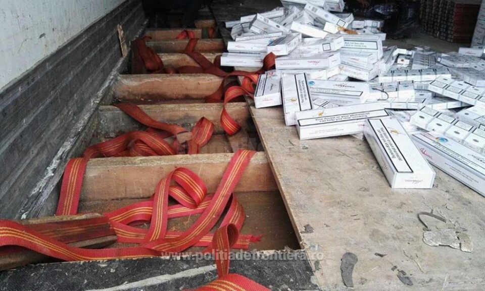 Aproape 30.000 de pachete de țigări, descoperite în podeaua unui TIR