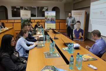 Directorul programului de Burse Schweighofer, Vasile Varvaroi, explicând importanța certificării pădurilor și companiilor