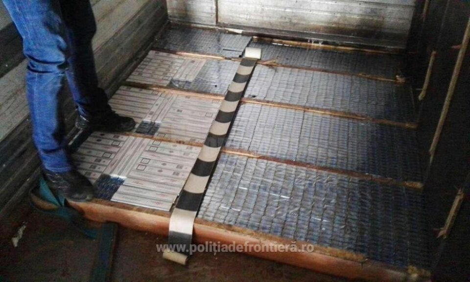 În podeaua remorcii au fost descoperite 26.770 pachete de țigări de diferite mărci, de proveniență ucraineană