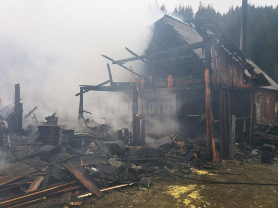 Intervenție grea a pompierilor la un puternic incendiu, la Brodina