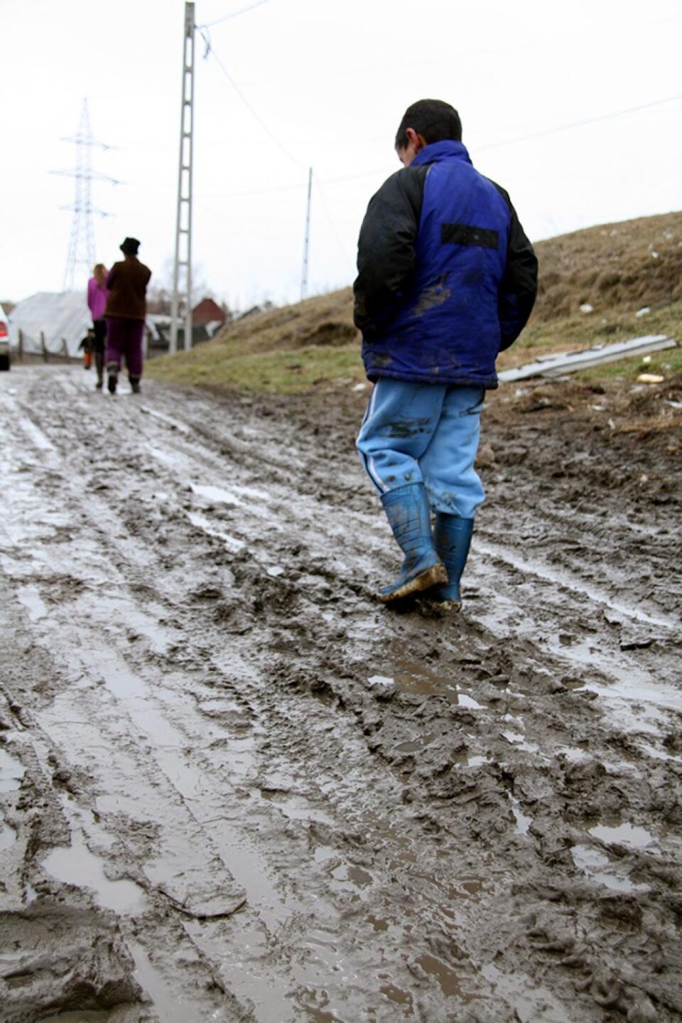 Peste 8.000 de copii din județ au părinții plecați la muncă în străinătate