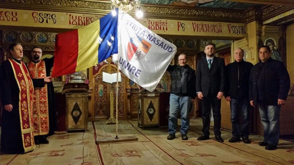 Steagul județului Bistrița-Năsăud pe care este înscris cel mai însemnat cuvânt al românilor, Unire, purtat de bistrițeanul Francisc Antal, a poposit în ziua de 15 martie în Catedrala ,,Sfânta Treime” din municipiul Vatra Dornei Steagul județului Bistrița-Năsăud pe care este înscris cel mai însemnat cuvânt al românilor, Unire, purtat de bistrițeanul Francisc Antal, a poposit în ziua de 15 martie în Catedrala ,,Sfânta Treime” din municipiul Vatra Dornei