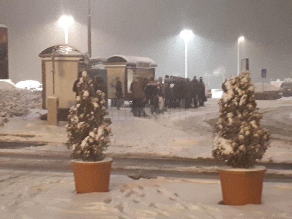 Autobuzele nu au mai ajuns să preia călătorii, fiind blocate din cauza riscului de accidente
