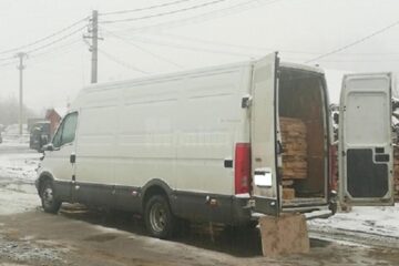 S-a ales cu amendă și cu autoutilitara confiscată pentru că transporta material lemnos fără documente de proveniență