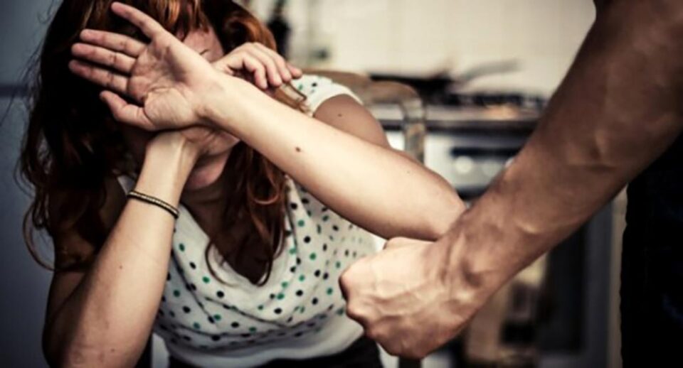 Femeia a fost amenințată și bătută, apoi șantajată, de-a lungul câtorva luni de zile