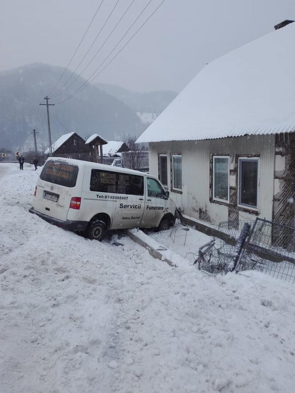 O mașină pentru transport decedați a intrat în gardul unei casei