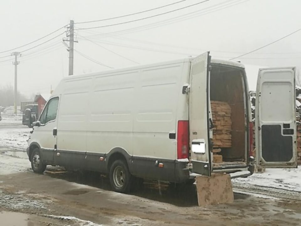 Autoutilitara cu cherestea depistată de jandarmi