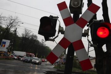 A ajuns cu mașina pe calea ferată, după ce s-a urcat băut la volan