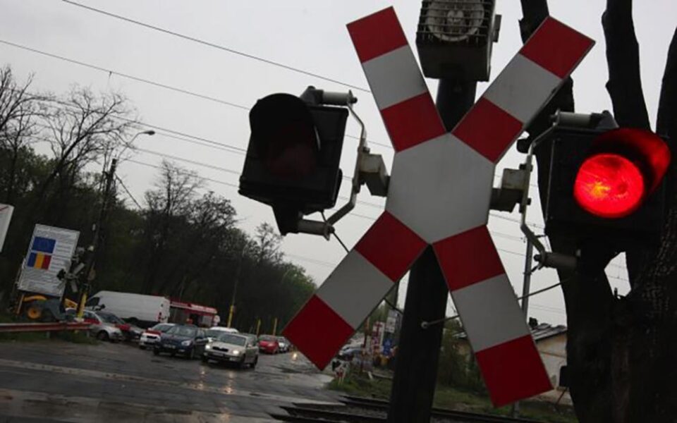 A ajuns cu mașina pe calea ferată, după ce s-a urcat băut la volan