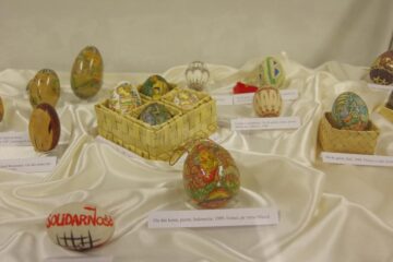Opt ouă Fabergé originale și alte câteva sute de ouă de Paște de pe cinci continente, expuse la Muzeul de Istorie Suceava