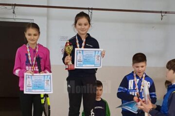 Maya Rotari este premiată de organizatori pentru succesul de la Zărnești
