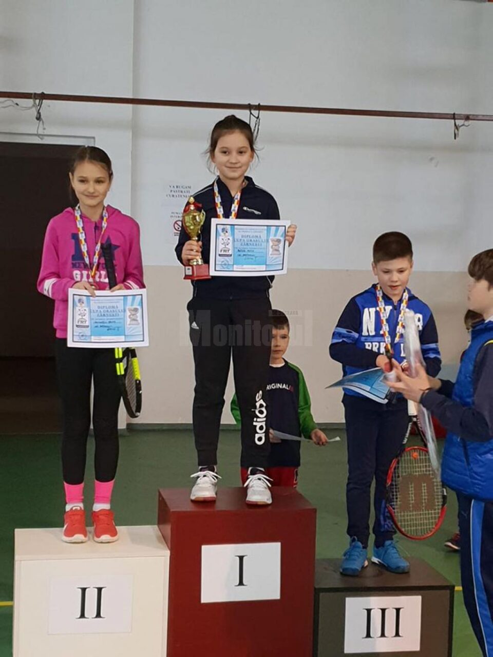 Maya Rotari este premiată de organizatori pentru succesul de la Zărnești