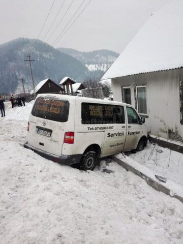 O mașină funerară a intrat în gardul unei case, în „curba morții” de la Prisaca Dornei
