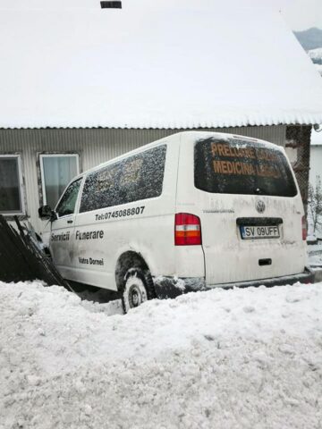 O mașină funerară a intrat în gardul unei case, în „curba morții” de la Prisaca Dornei