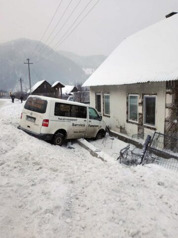 O mașină funerară a intrat în gardul unei case, în „curba morții” de la Prisaca Dornei