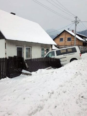 O mașină funerară a intrat în gardul unei case, în „curba morții” de la Prisaca Dornei