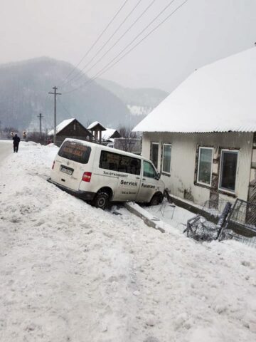 O mașină funerară a intrat în gardul unei case, în „curba morții” de la Prisaca Dornei