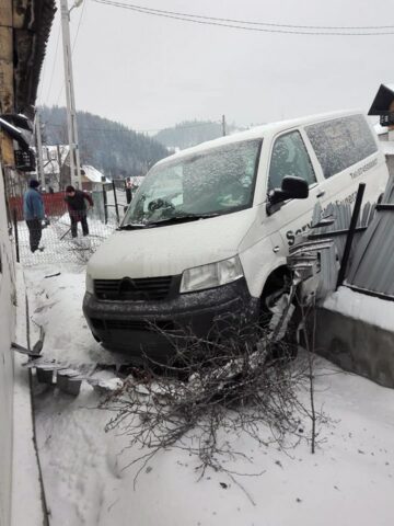 O mașină funerară a intrat în gardul unei case, în „curba morții” de la Prisaca Dornei