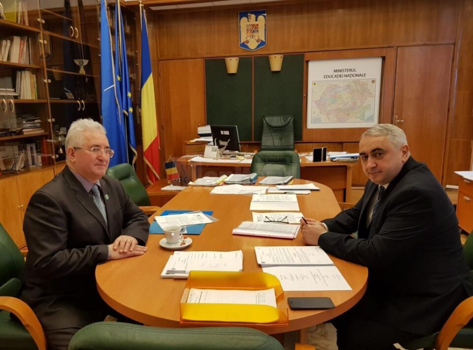 Construirea a două noi grădinițe și finalizarea altor investiții, discutată de primarul Sucevei cu ministrul Valentin Popa Construirea a două noi grădinițe și finalizarea altor investiții, discutată de primarul Sucevei cu ministrul Valentin Popa