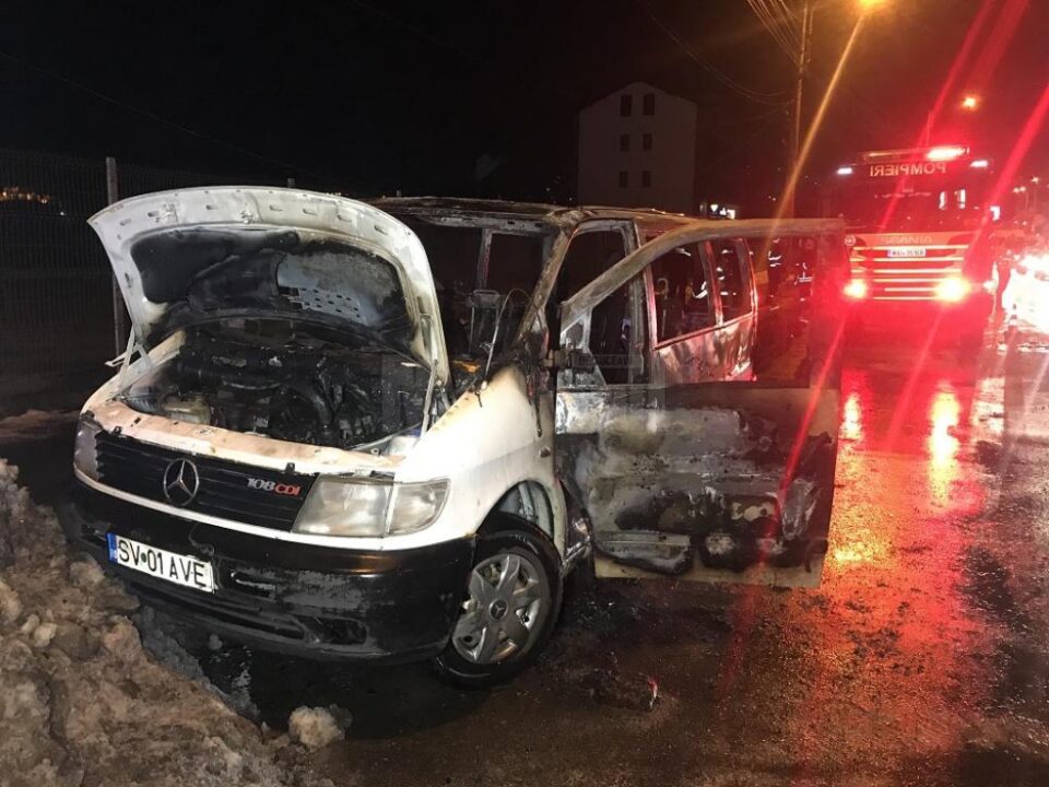 Un microbuz a ars violent pe Calea Unirii, joi seară