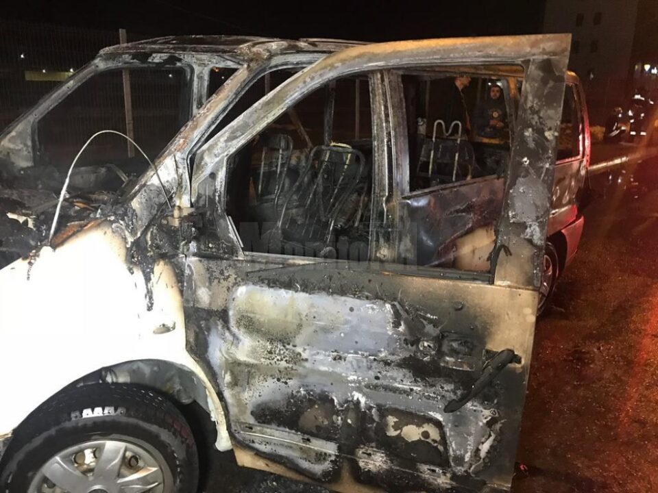 Un microbuz a ars violent pe Calea Unirii, joi seară