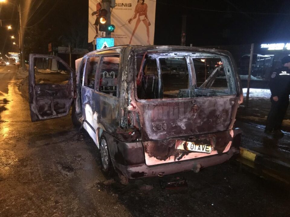 Un microbuz a ars violent pe Calea Unirii, joi seară