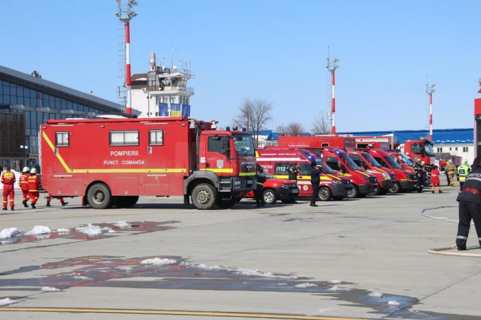 Pa pista aeroportului au actionat peste 20 de autoutilitare