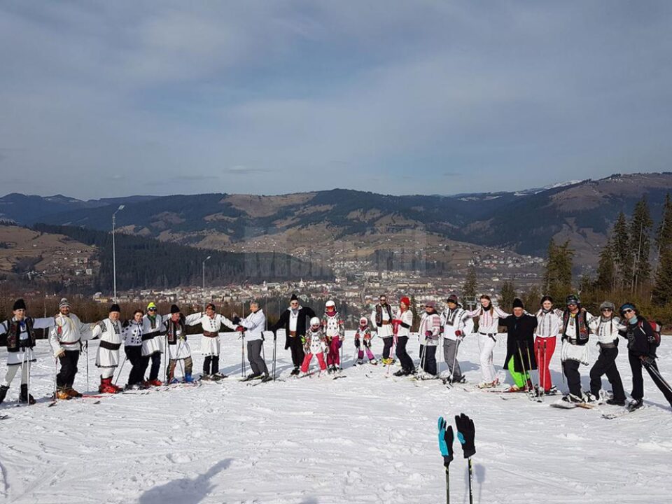 Schiorii sunt invitați să participe la o paradă a costumelor naționale pe pârtia Veverița din Vatra Dornei