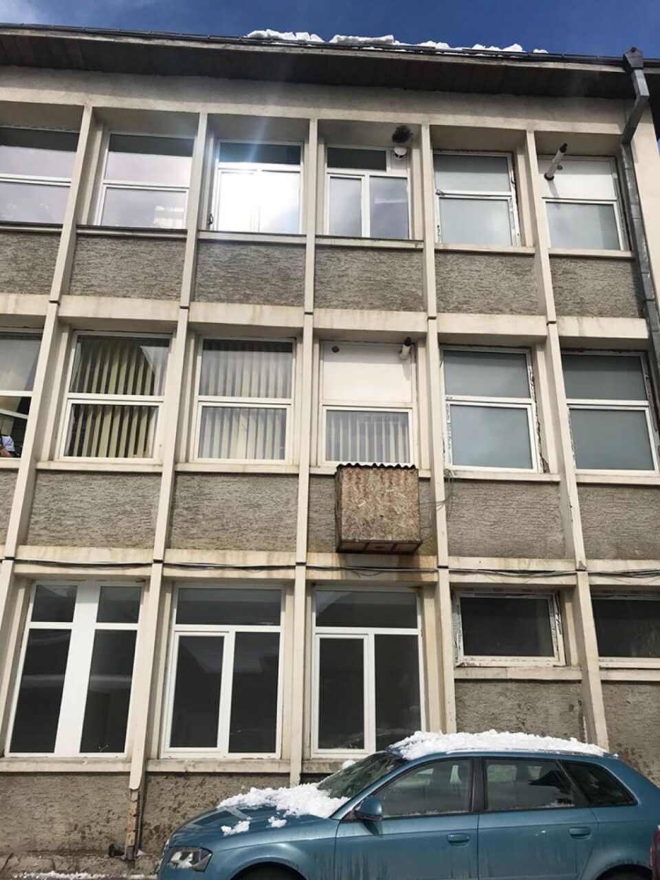 Mașina avariată de zăpada căzută de pe acoperișul Policlinicii