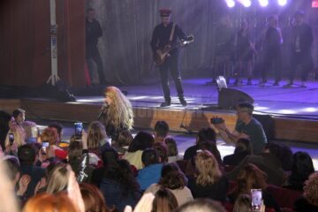 Spectacol incendiar, cu o tematică inovatoare, oferit de Loredana publicului sucevean