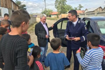 Polițiștii monitorizează 15 familii care își neglijează copiii