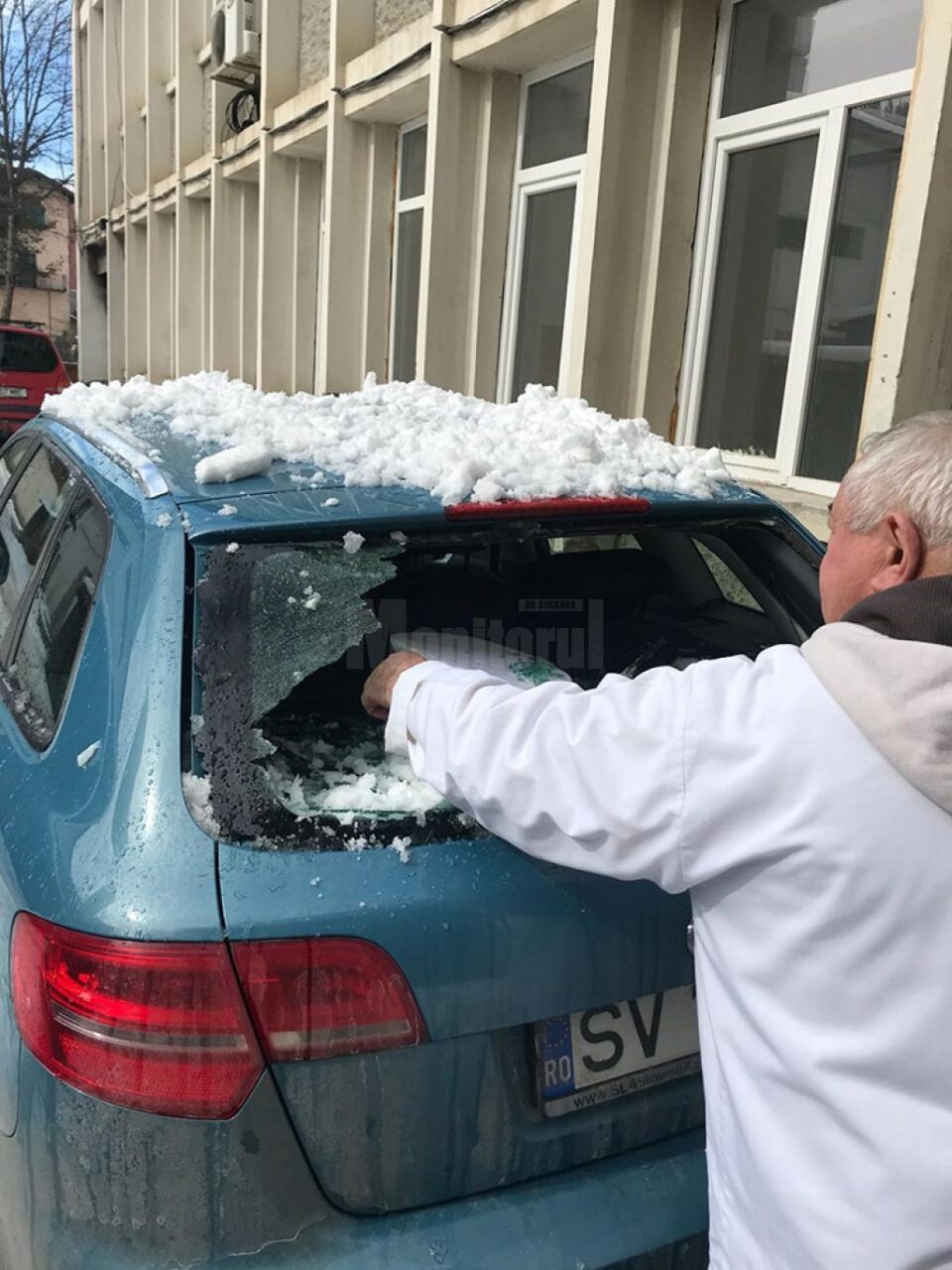 Mașina avariată de zăpada căzută de pe acoperișul Policlinicii